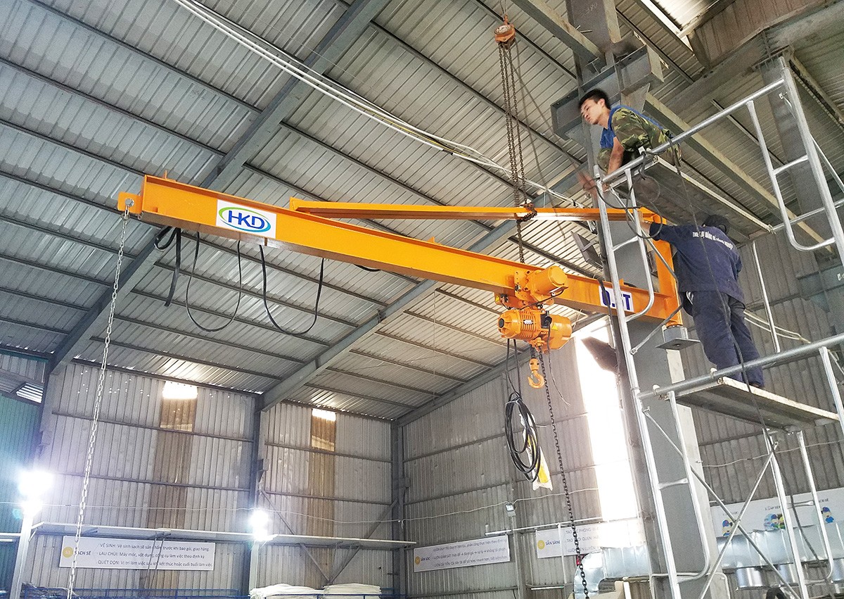 cẩu trục quay cần bằng tay 0.5 tâns