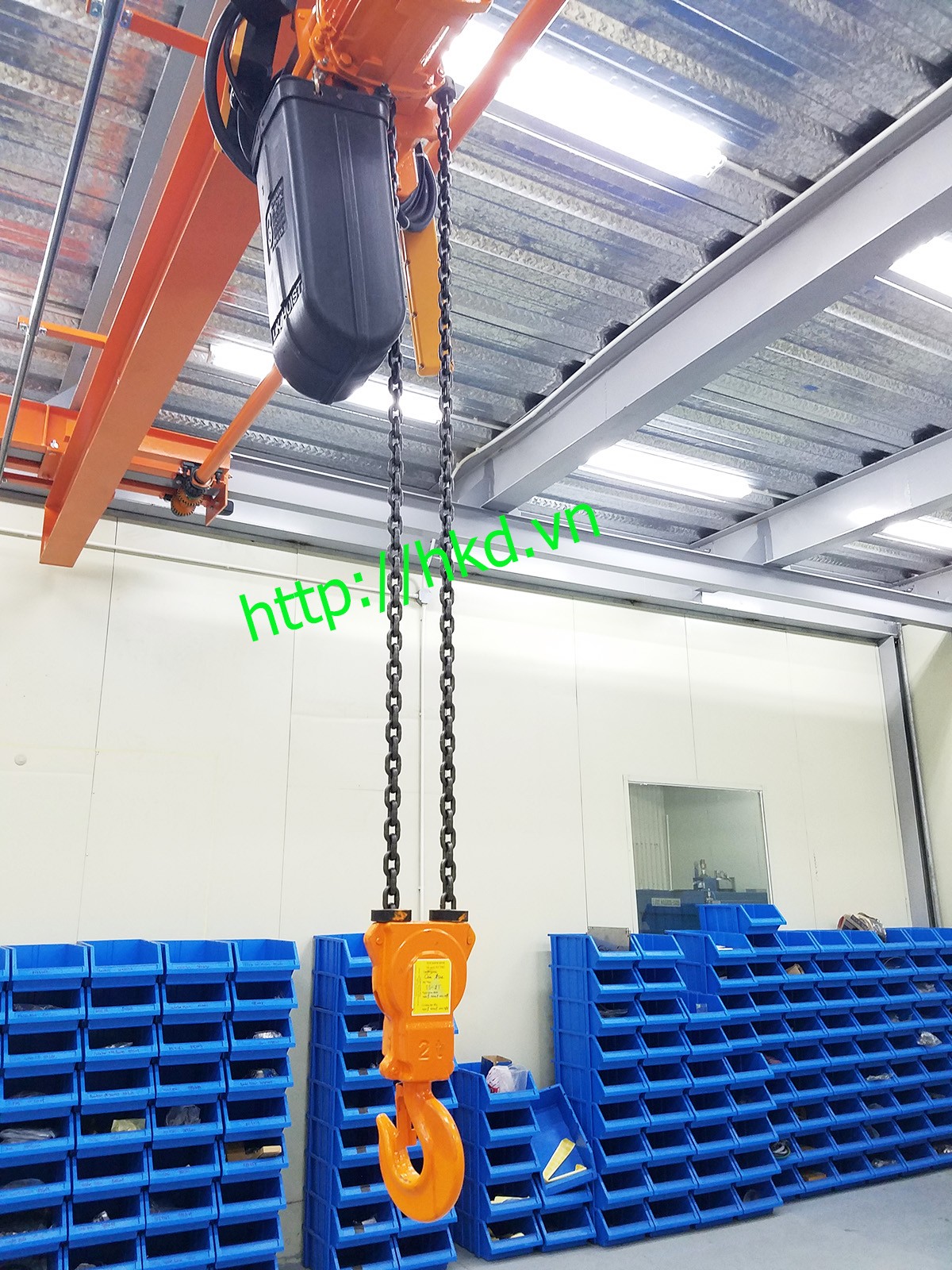 Tem kiểm định được dán vào móc cẩu của Pa lăng