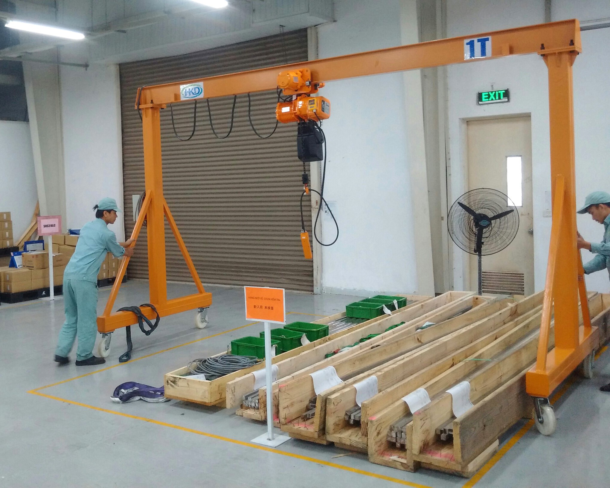 cổng trục đẩy tay sử dụng sức người để di chuyển