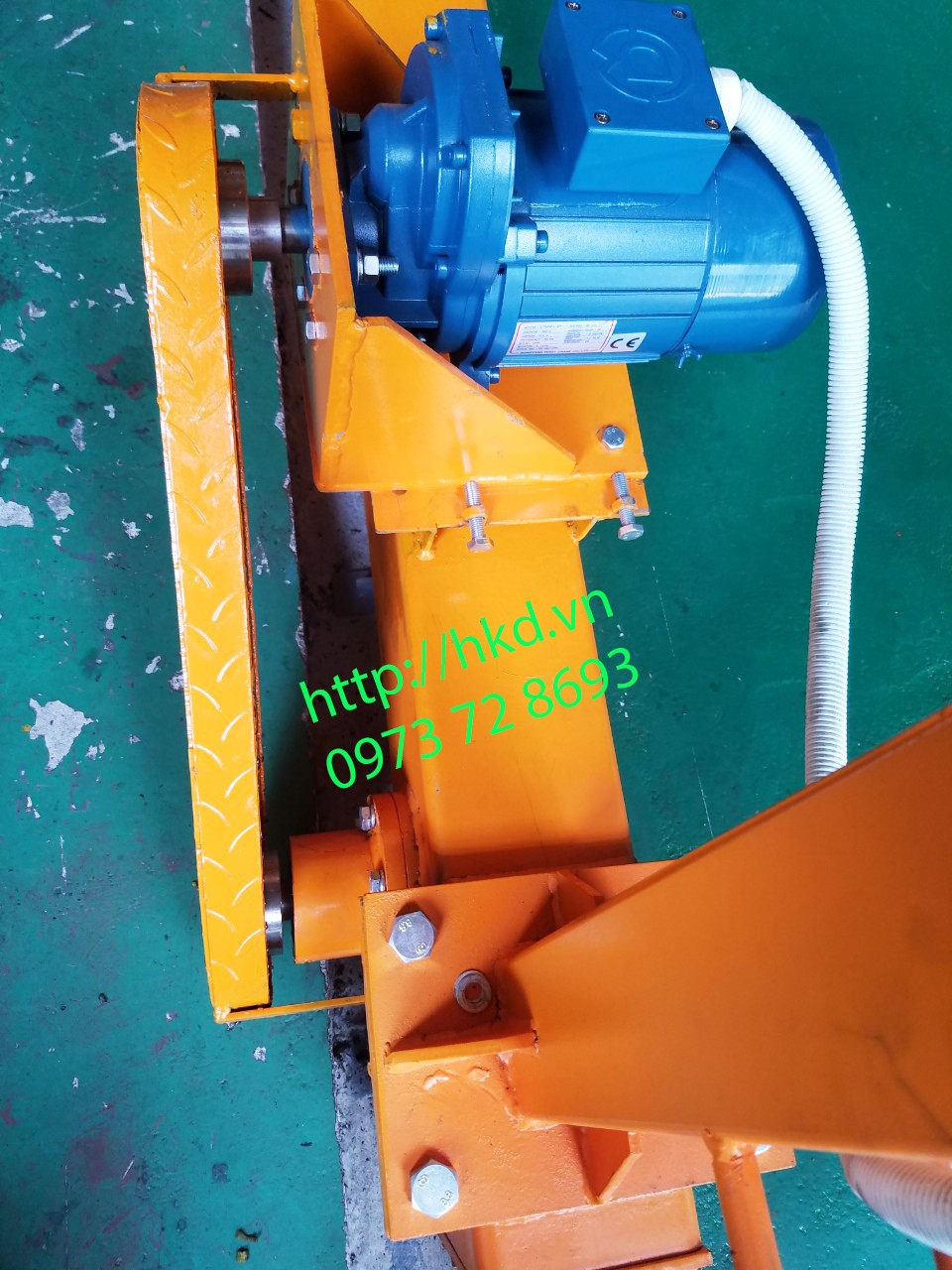 động cơ đặt trên dầm biên của cổng trục