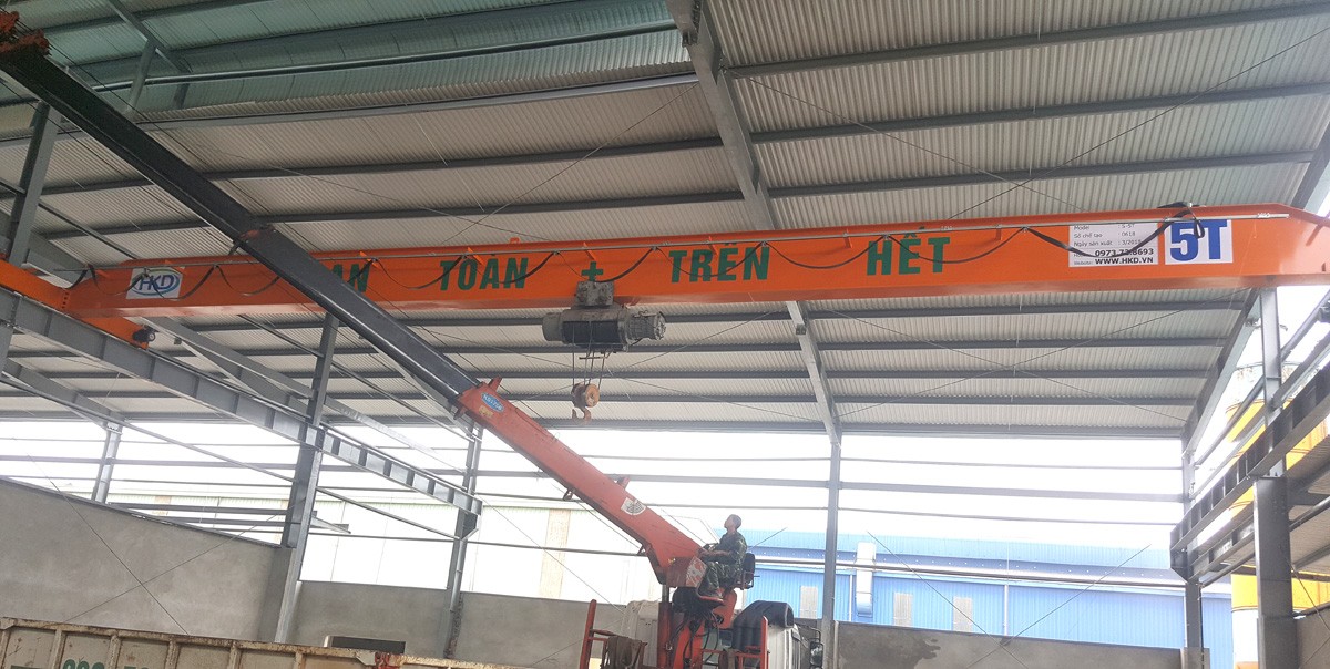 câu trục dầm đơn 5 tân Trên cao nhà xưởng